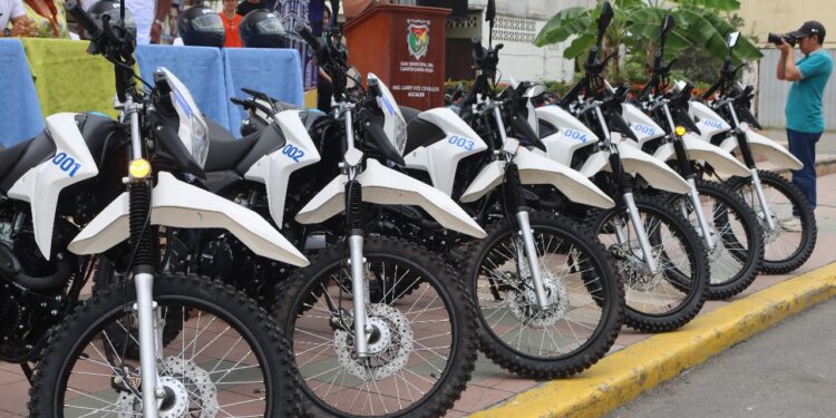 Alcalde Larry Vite entrega seis motocicletas a los agentes de control municipal de Santa Rosa