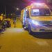 Un bache en la calle hizo perder el control a motociclista y resultó herido