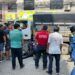 Agente de tránsito herido al impactarse contra un taxi