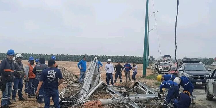Accidente de tránsito dejó sin energía eléctrica a El Guabo