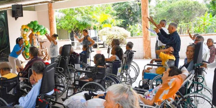 Personal de Acción Social lleva alegría al Hogar de Ancianos con el Proyecto «Machala me Activa»