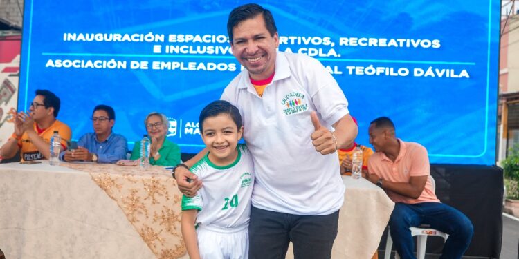 Alcalde Darío Macas inauguró cancha y parque en Cdla. Asociación de empleados del HTD