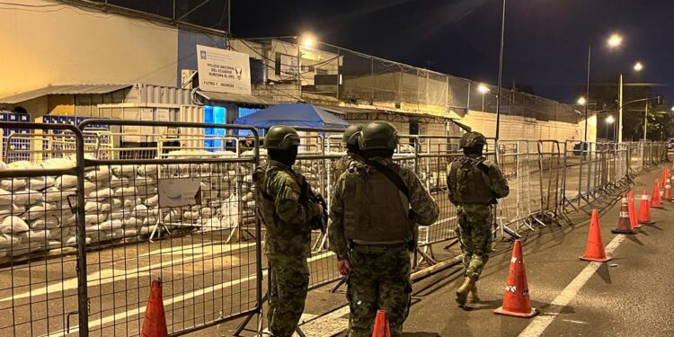 Policía herido al recibir un disparo en la pierna, en la cárcel de Machala