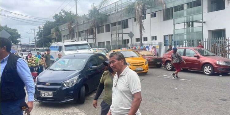 Disfrazados de médicos y de paciente en silla de ruedas asaltaron un blindado
