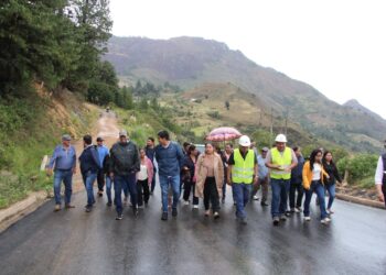 Nuevo asfalto cubre un tramo de la vía a Chilla