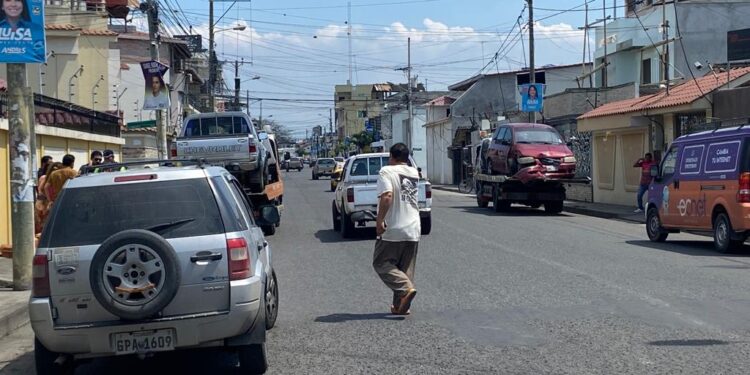 Accidente de tránsito deja dos vehículos con daños materiales