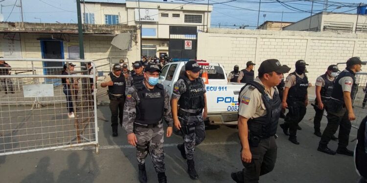 Mas de 500 policias realizaron un operativo en el CPL El Oro