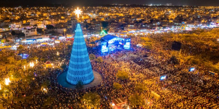Se encendió árbol de Navidad de Machala