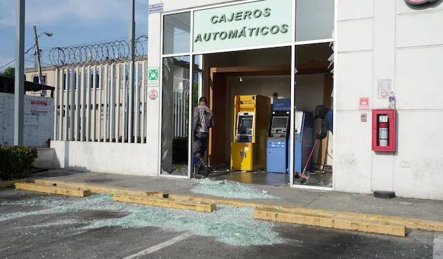 Con tanques de gas y explosivos destruyeron un cajero automático
