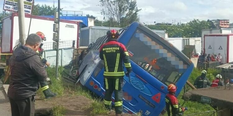 Un bus de transporte público se volcó en Guamaní