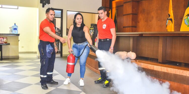 Bomberos Machala capacita al personal del Consejo de la Judicatura.