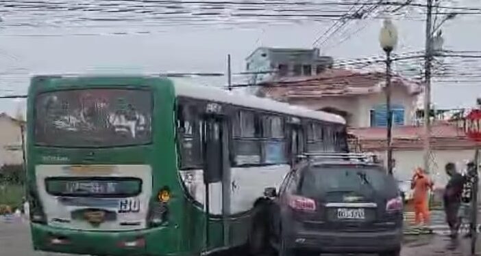 Daños materiales al chocar un bus y un automóvil