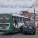 Daños materiales al chocar un bus y un automóvil