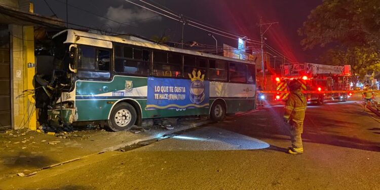 Presunto infarto provocó que un busero se estrelle contra un negocio