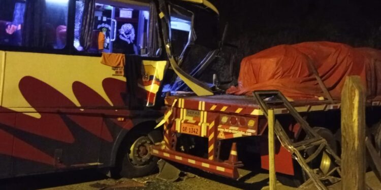 Accidente en la vía Chaguarpamba – Machala deja cuatro heridos