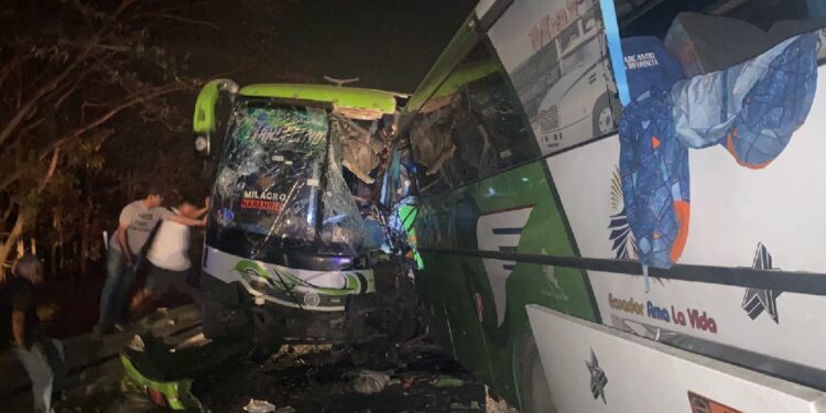 Al menos cuatro muertos al chocar dos buses frontalmente