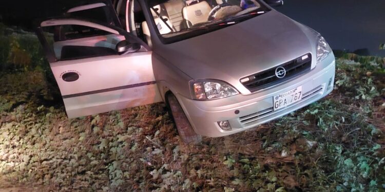 Abandonó un carro robado y escapó por la bananera