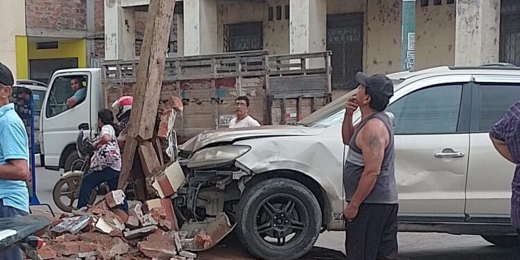 En un accidente de tránsito un carro impactó contra el muro de una vivienda