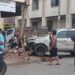 En un accidente de tránsito un carro impactó contra el muro de una vivienda