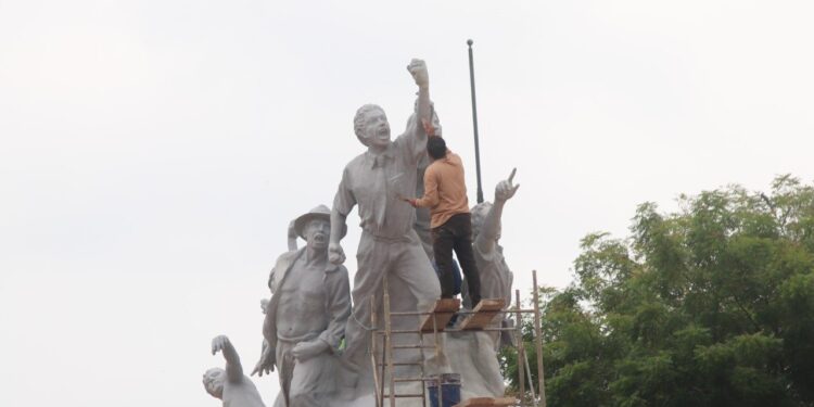 Monumento a los mártires de la UTMACH recibe mantenimiento integral