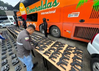 288 armas de fuego eran transportadas en un bus
