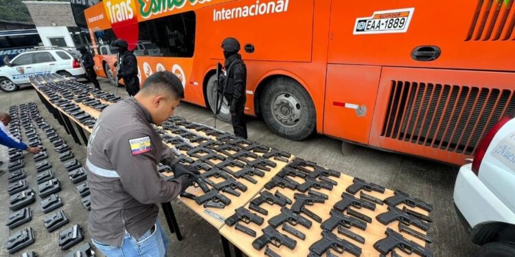 288 armas de fuego eran transportadas en un bus