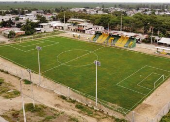 Prefecto Clemente Bravo inaugura estadio en la parroquia Barbones