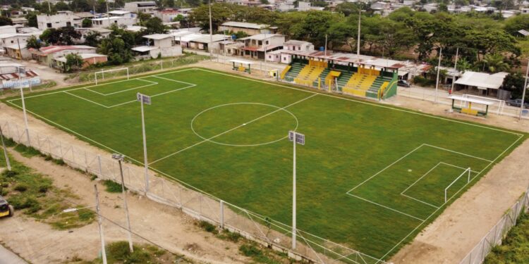 Prefecto Clemente Bravo inaugura estadio en la parroquia Barbones