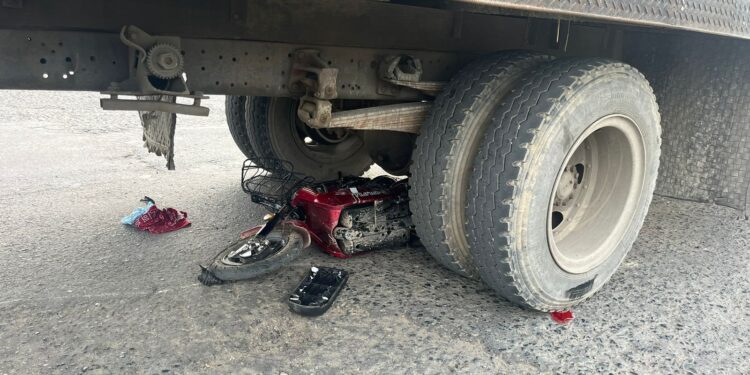 Por evitar que su perrito se le cayera término gravemente herido al accidentarse