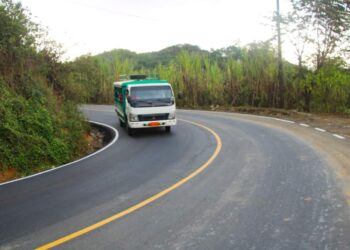 Prefectura entregó 8 Km de mejoramiento vial uniendo zonas productivas de Portovelo y Zaruma