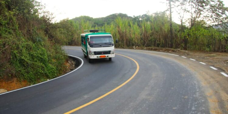 Prefectura entregó 8 Km de mejoramiento vial uniendo zonas productivas de Portovelo y Zaruma
