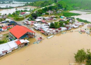 Desbordamiento de ríos sumerge a Muisne bajo el agua