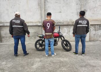 Sujeto que se transportaba en moto robada detenido luego que intentó escapar