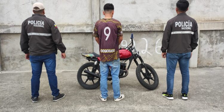 Sujeto que se transportaba en moto robada detenido luego que intentó escapar