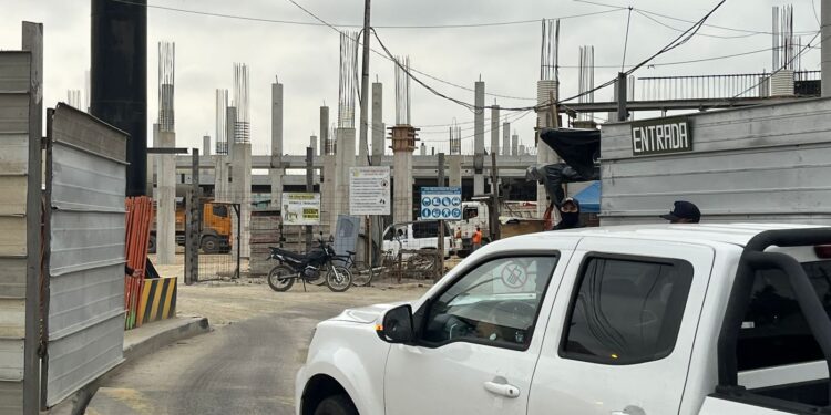Obrero murió al caer de un andamio en la construcción de La Piazza
