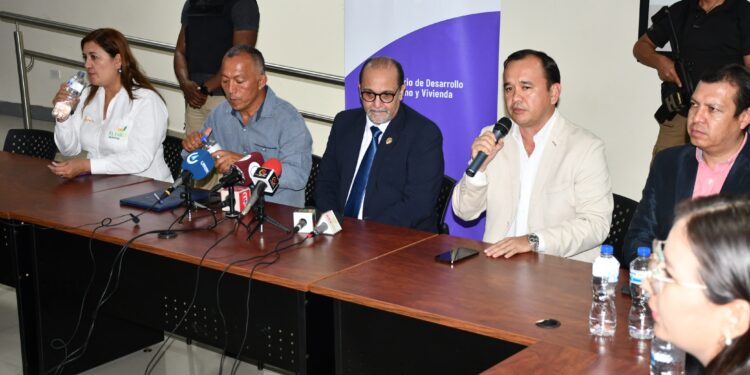 Ministro de la Vivienda ratifica trabajo con autoridades seccionales de El Oro para ejecución de planes habitacionales