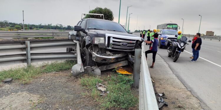 Carro se estrelló en el distribuidor de tráfico de Bella India