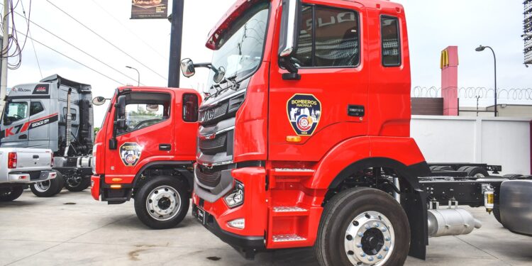 Dos camiones nuevos fueron adquiridos para Bomberos Machala.