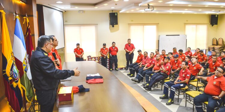 Se entregaron nuevos uniformes en el Cuerpo de Bomberos Municipal de Machala