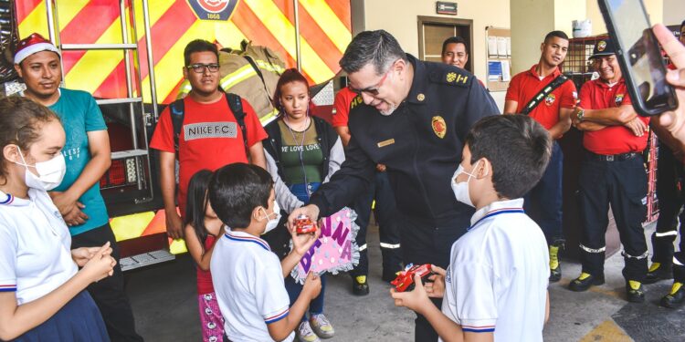 Momentos especiales por la visita de los alumnos de la Asociación “Querubines de Oro».