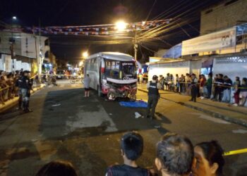 Un muerto y una herida al chocar una motocicleta contra un bus