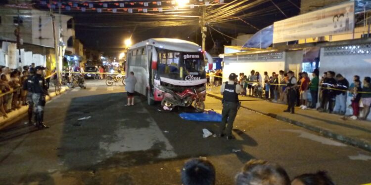 Un muerto y una herida al chocar una motocicleta contra un bus