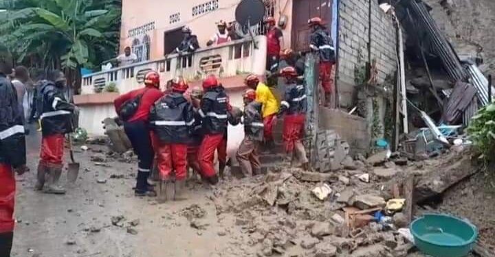 Un adulto y un niño de 4 años fallecieron por deslizamiento de tierra en Esmeraldas