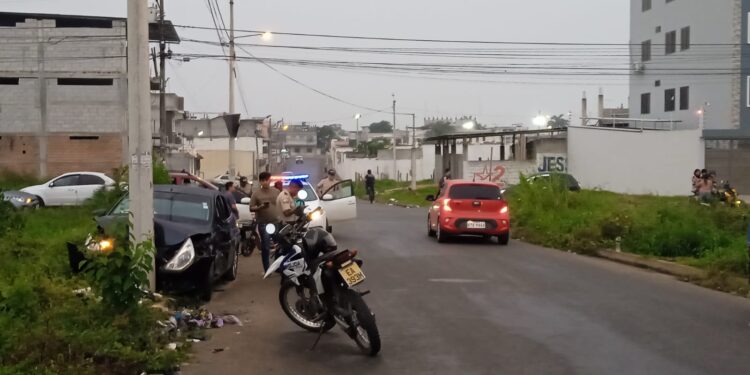Dos heridos en choque de automóvil contra un poste