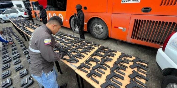 Daniel Noboa plantea el uso de armas decomisadas por policías y militares