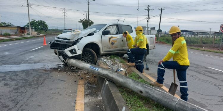 Camioneta se estrelló contra poste de alumbrado público