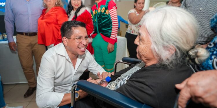 En conjunto con la empresa privada alcalde Darío Macas entregó 1.000 sillas de ruedas a grupos prioritarios de El Oro
