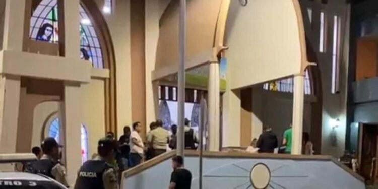 Sicarios entraron a la iglesia para asesinarlo en misa