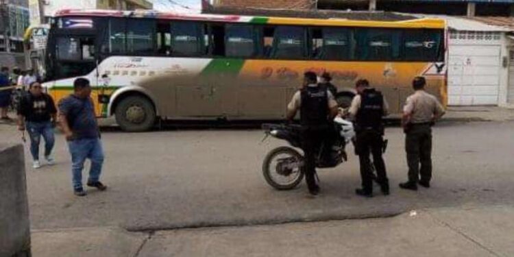 Lo acribillaron dentro de un autobús que iba a Posorja