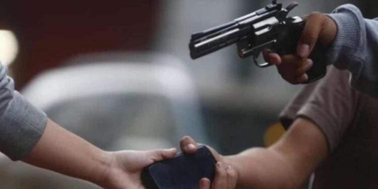 Llegaba a su domicilio cuando fue asaltada por dos delincuentes